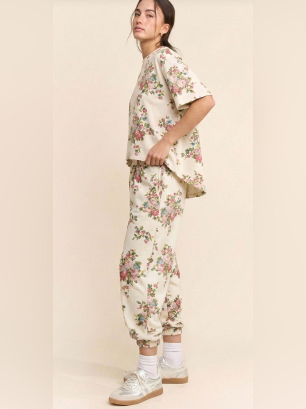Davi & Dani Floral Two-Piece Lounge Set in Cream and Pink. Scuba Set- Oversized - Picture 3 of 4